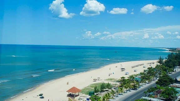 Đồng Hới nổi tiếng với biển xanh, cát trắng và hàng loạt địa điểm du lịch góp phần thúc đẩy du lịch phát triển bền vững Đồng Hới nổi tiếng với biển xanh, cát trắng và hàng loạt địa điểm du lịch góp phần thúc đẩy du lịch phát triển bền vững