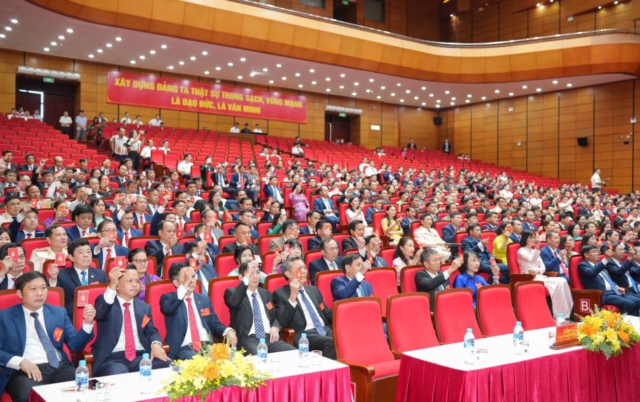 Các đại biểu tham dự đại hội biểu quyết bầu Đoàn Chủ tịch điều hành đại hội.