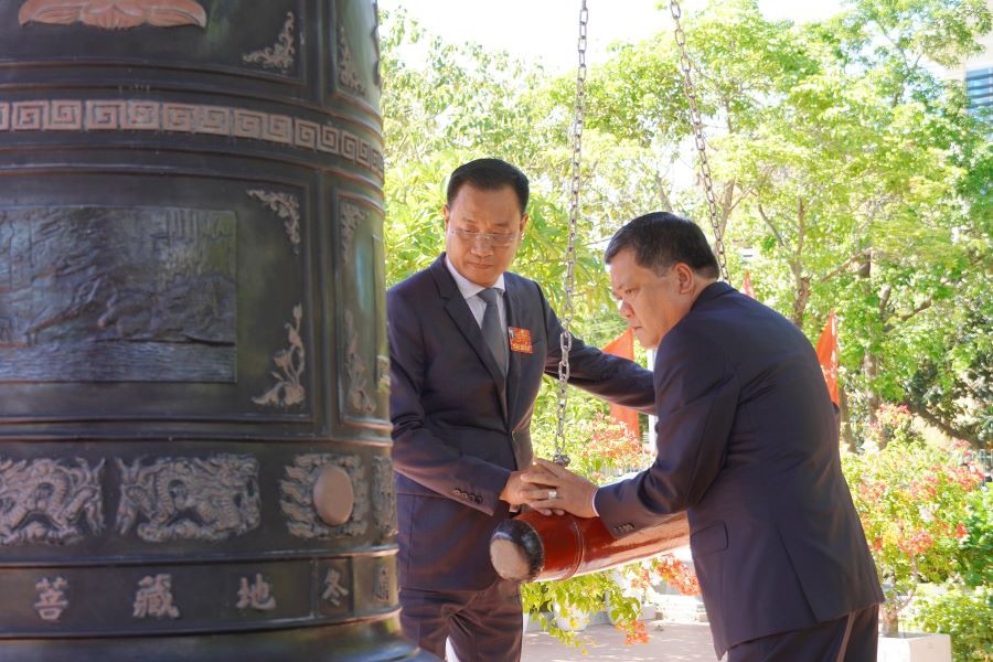 Bí thư Tỉnh ủy và Chủ tịch UBND tỉnh Quảng Trị thực hiện nghi lễ thỉnh chuông.