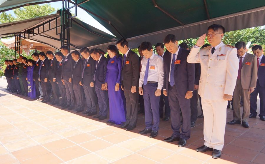 Các đại biểu dành phút mặc niệm bày tỏ lòng tri ân sâu sắc đối với công lao to lớn của Chủ tịch Hồ Chí Minh vĩ đại và các Anh hùng Liệt sĩ.