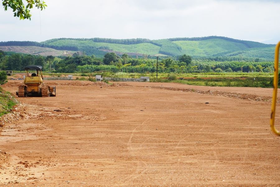 Phó Chủ tịch UBND tỉnh Lê Đức Tiến kiểm tra các dự án đầu tư công trên địa bàn xã Cam Lộ.