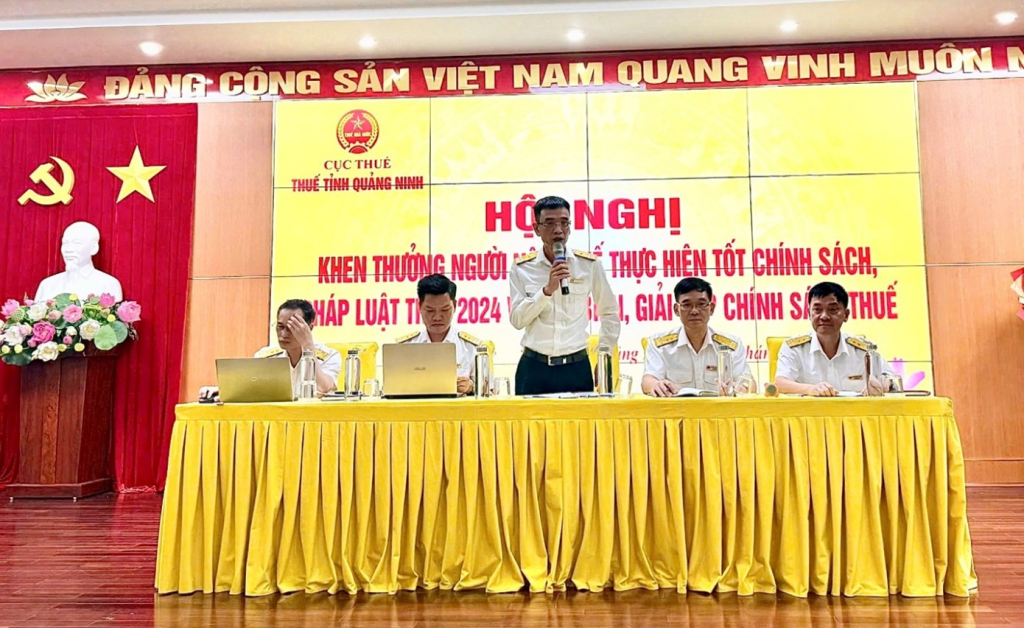 Thuế tỉnh Quảng Ninh đối thoại trực tiếp, giải đáp vướng mắc của người nộp thuế về chính sách thuế.