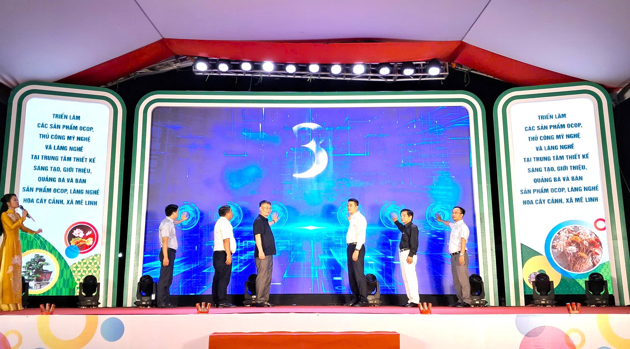 Nghi lễ bấm nút khai mạc triển lãm.