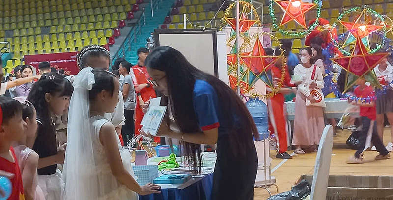 Các bé tham gia chương trình được tặng quà