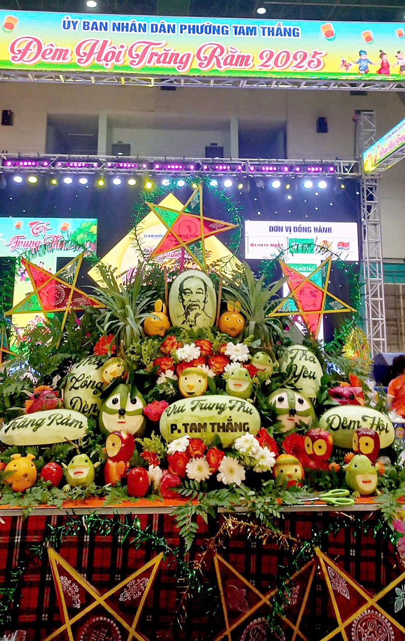 Phường Tam Thắng tặng quà trung thu cho hơn 500 trẻ em dự “Đêm hội Trăng rằm”