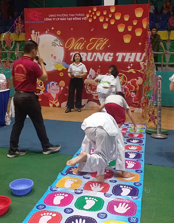 Các em thiếu nhi hào hứng tham gia các trò chơi