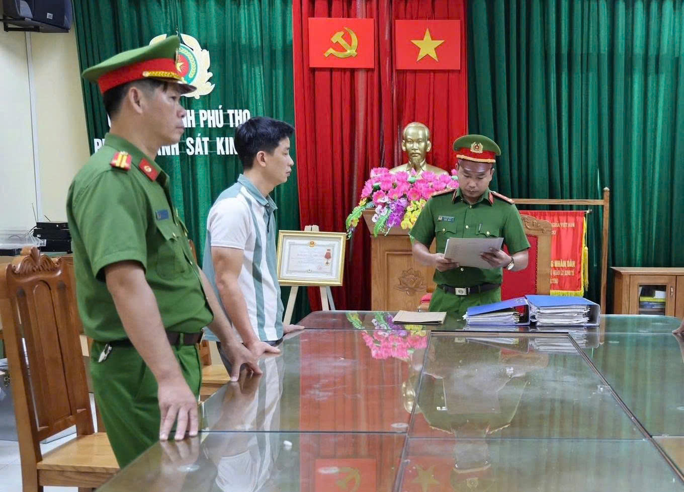 Cơ quan CSĐT Công an tỉnh Phú Thọ thi hành quyết định khởi tố bị can đối với Phan Bạch Thông Cơ quan CSĐT Công an tỉnh Phú Thọ thi hành quyết định khởi tố bị can đối với Phan Bạch Thông