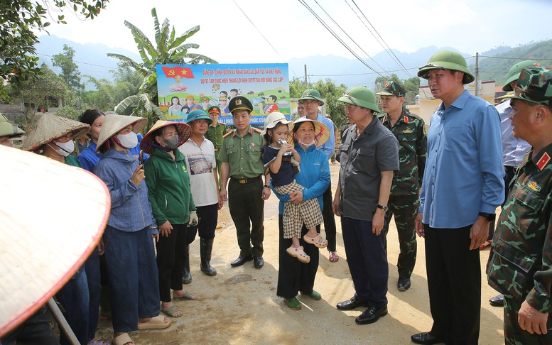 Phó Thủ tướng Trần Hồng Hà thăm hỏi, động viên người dân thôn Bản Bến - Ảnh: VGP/Minh Khôi