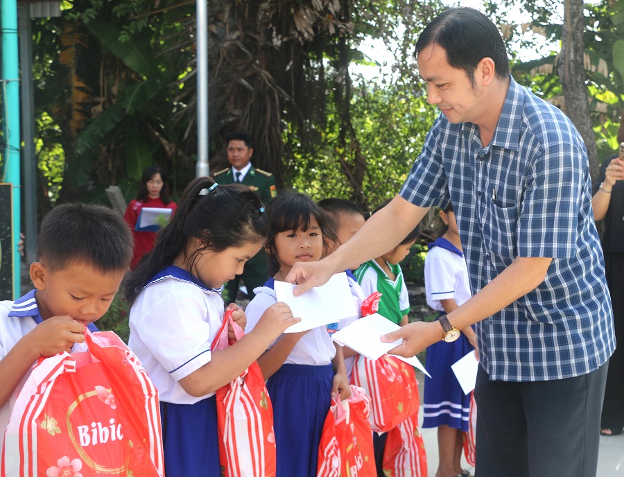 Ông Tống Thành Giang, Phó Chủ tịch UBND phường Tịnh Biên trao quà cho các Em học sinh