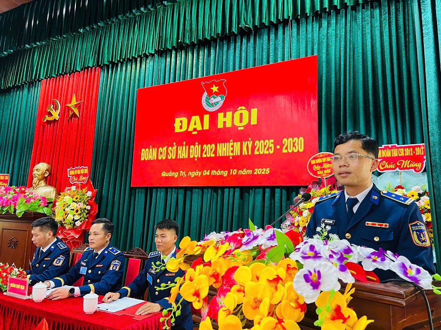 Ảnh 2: Đồng chí Trung tá Trần Quang Vững, BTĐU - CTV Hải đội phát biểu chỉ đạo Đại hội.