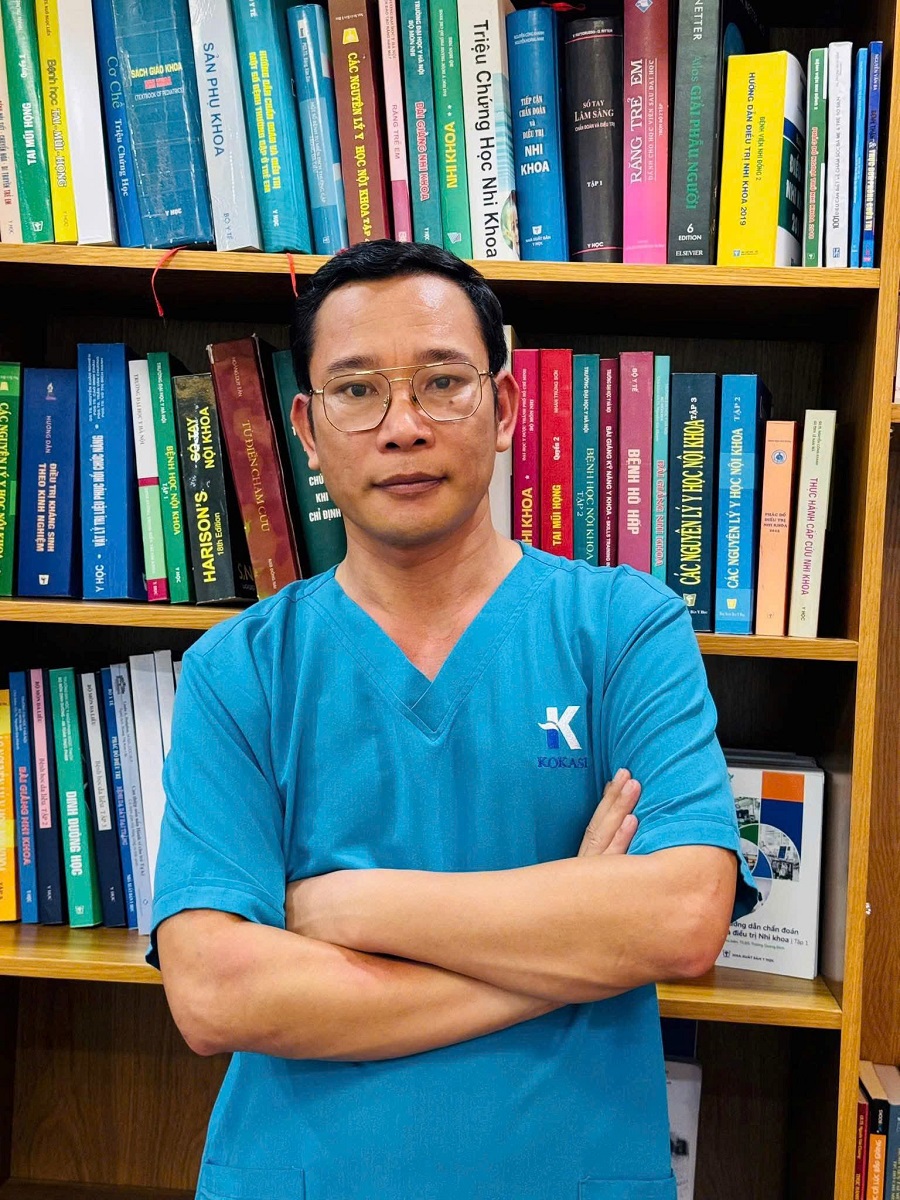 Chân dung bác sĩ Tô Quang Huy, chuyên khoa nhi, với nhiều năm kinh nghiệm trong tư vấn và điều trị bệnh lý trẻ em.