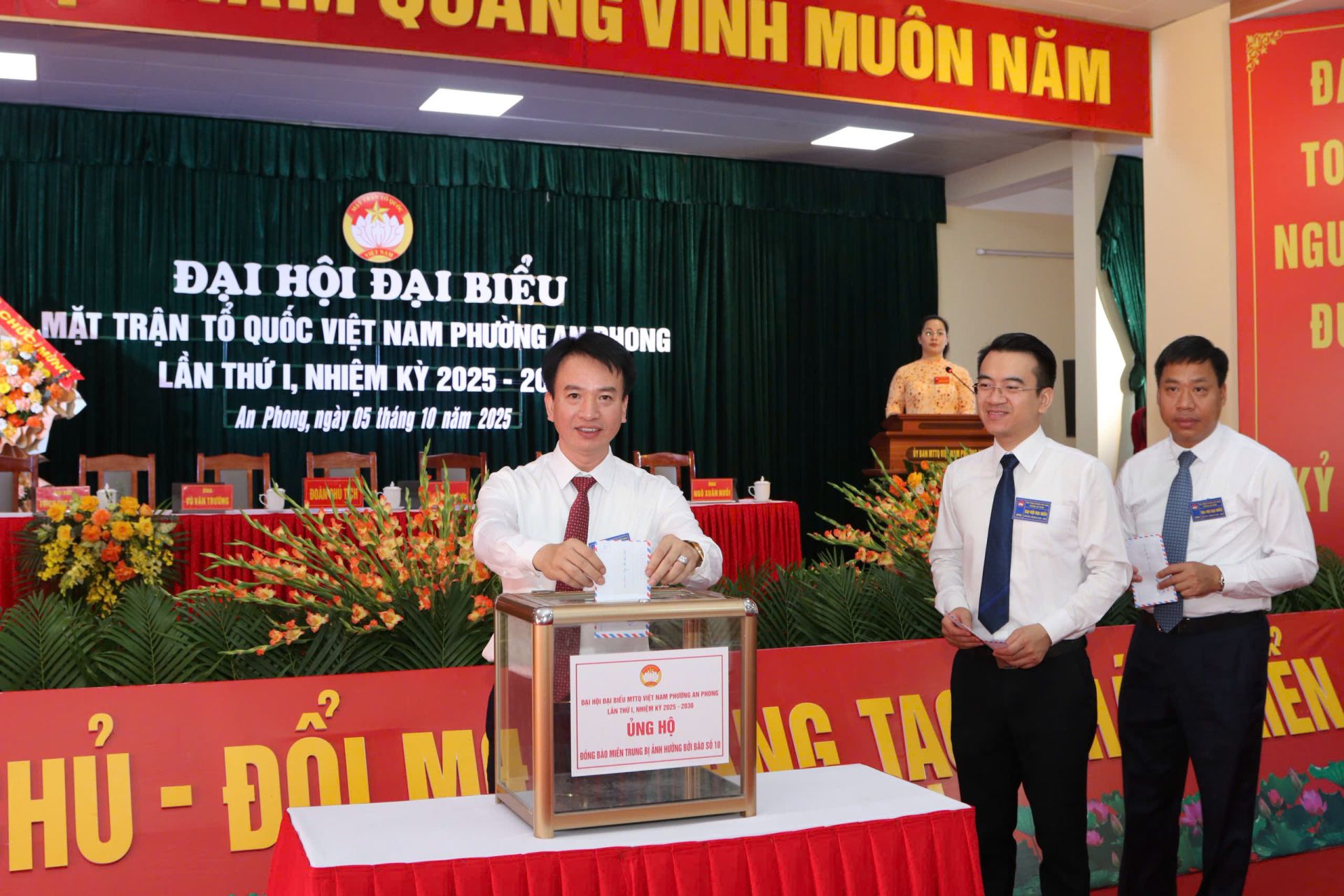 Đại biểu quyên góp ủng hộ đồng bào miền Trung bị ảnh hưởng bởi bão số 10.