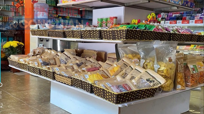 Ngay vị trí cửa ra vào, một quầy bánh ngọt, bánh kẹo bày đủ các loại sản phẩm phục vụ trẻ em