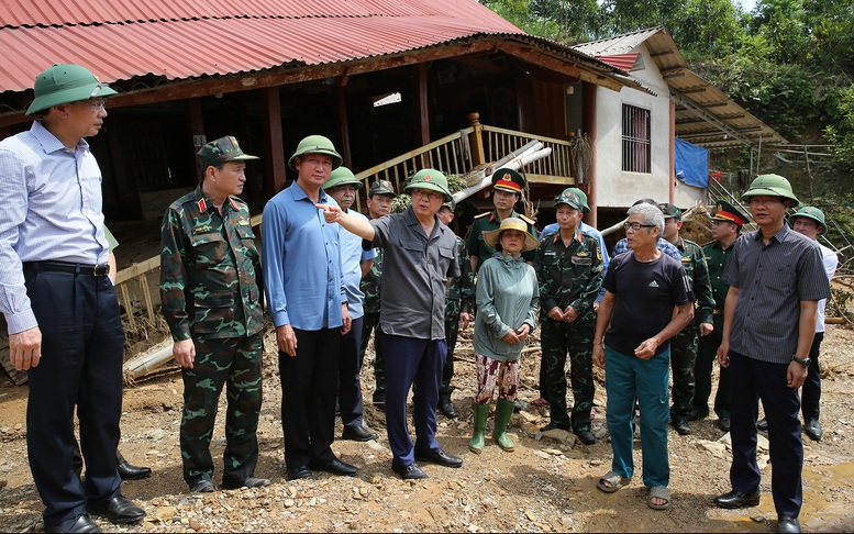 Phó Thủ tướng Trần Hồng Hà cùng đoàn công tác đến thăm các hộ dân tại bản Chao - Ảnh: VGP/Minh Khôi
