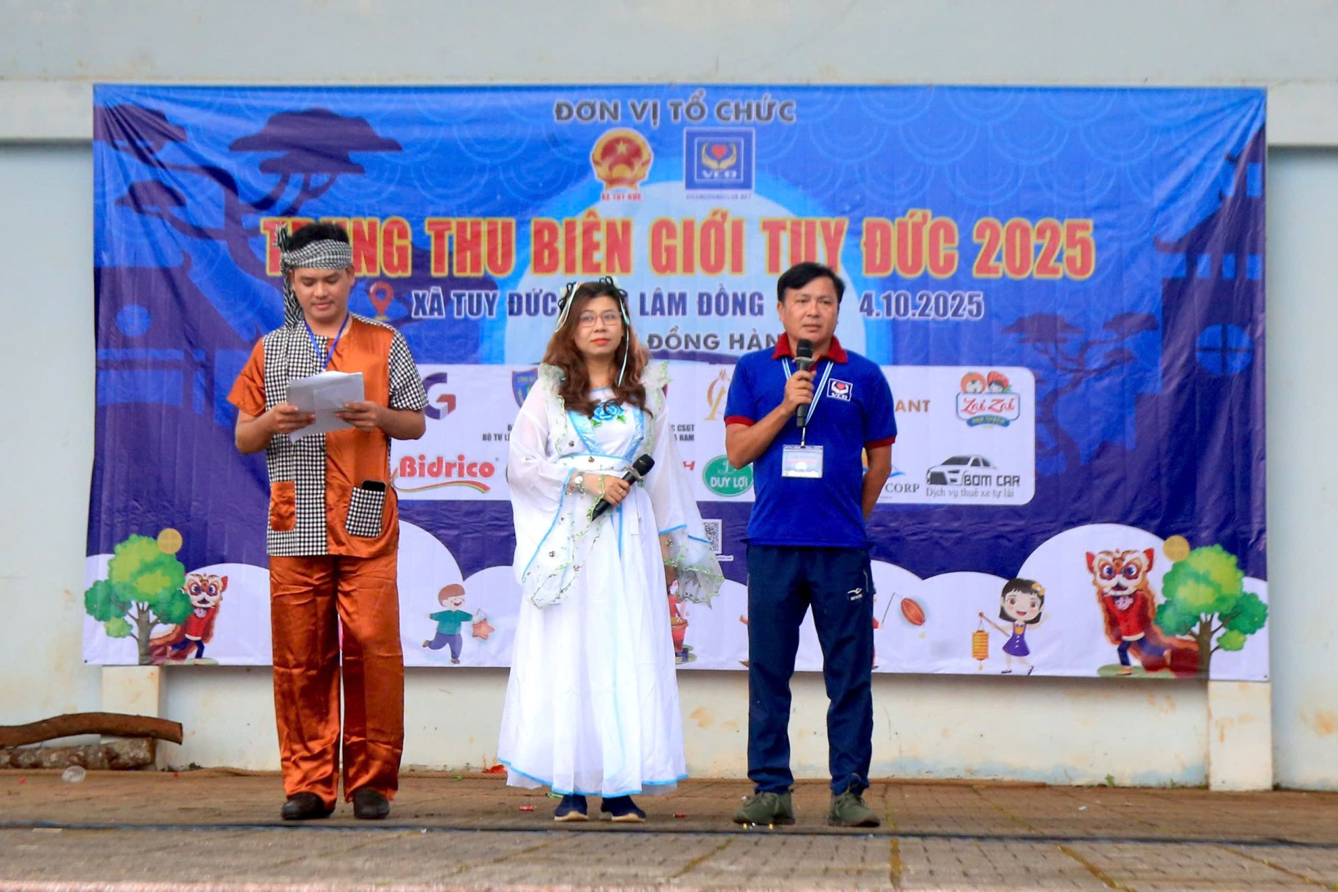 Ông Đào Quang Tới - Trưởng ban tổ chức (bìa phải) phát biểu khai mạc chương trình 