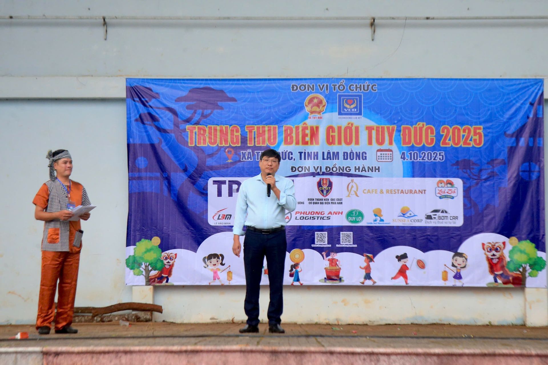 Ông Trần Văn Sĩ - Phó Bí thư, Chủ tịch UBND xã Tuy Đức cám ơn các nhà hảo tâm, cảm ơn sự quan tâm, hỗ trợ quý báu của Câu lạc bộ Vì Cộng Đồng.