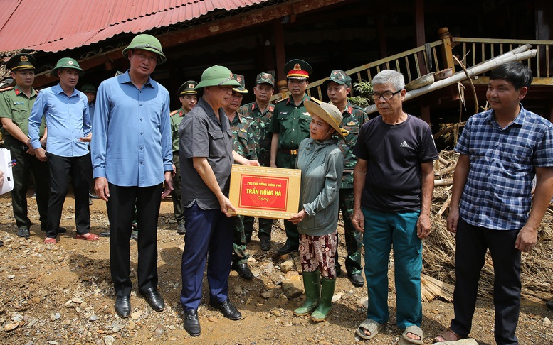 Phó Thủ tướng thăm, động viên hộ gia đình ông Nguyễn Văn Ngọc tại bản Chao - Ảnh: VGP/Minh Khôi