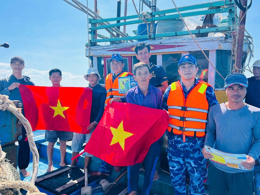 Ảnh 5: Đoàn viên, thanh niên Hải đội 202 tích cực tuyên truyền đấu tranh phòng, chống khai thác hải sản bất hợp pháp, không báo cáo và không theo quy định (IUU).