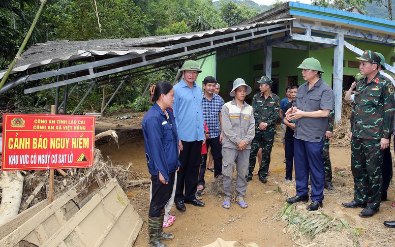 Phó Thủ tướng thăm, động viên hộ gia đình ông Nguyễn Văn Tuấn tại bản Chao - Ảnh: VGP/Minh Khôi
