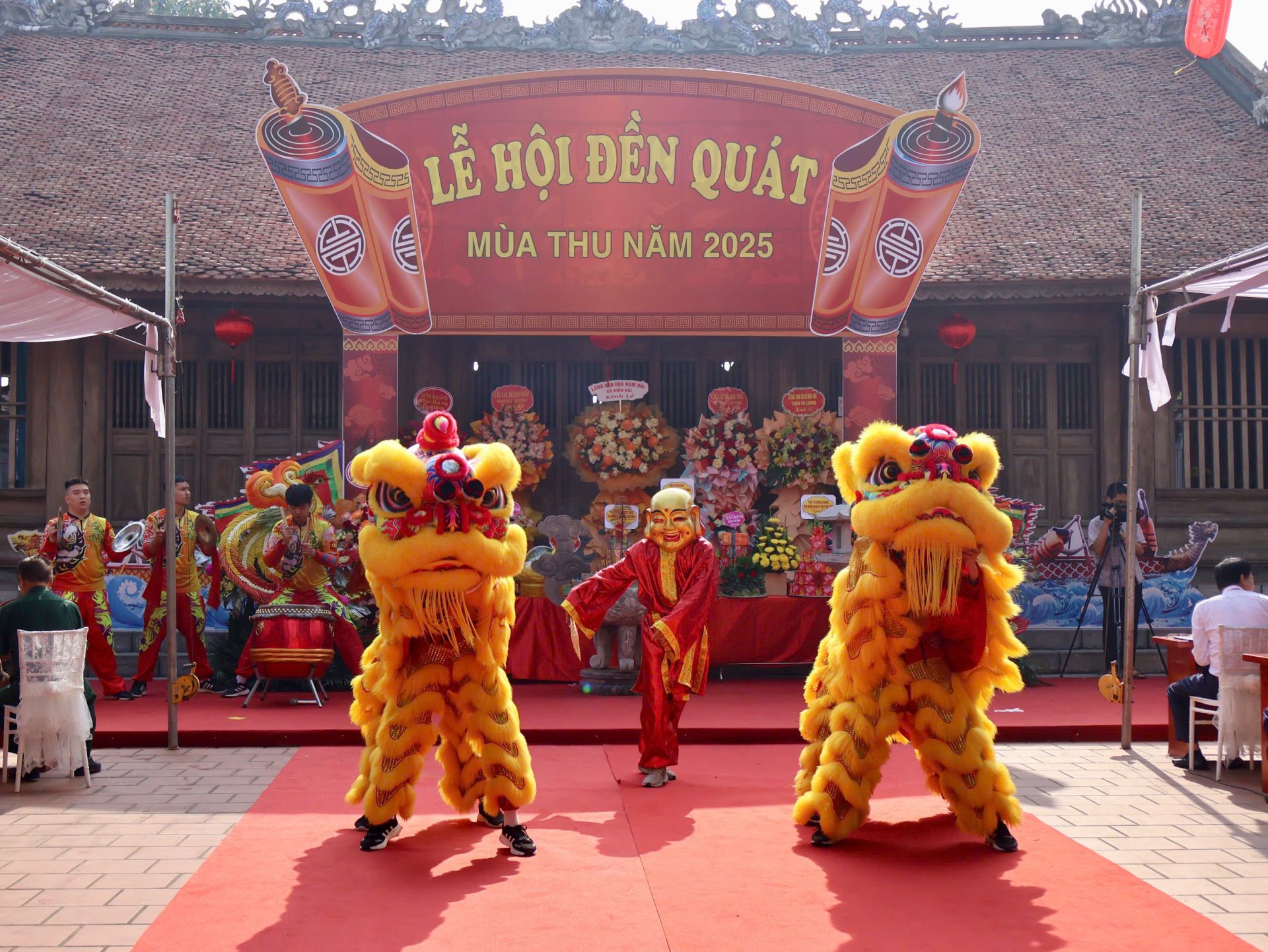 Màn múa lân khai hội. Màn múa lân khai hội.