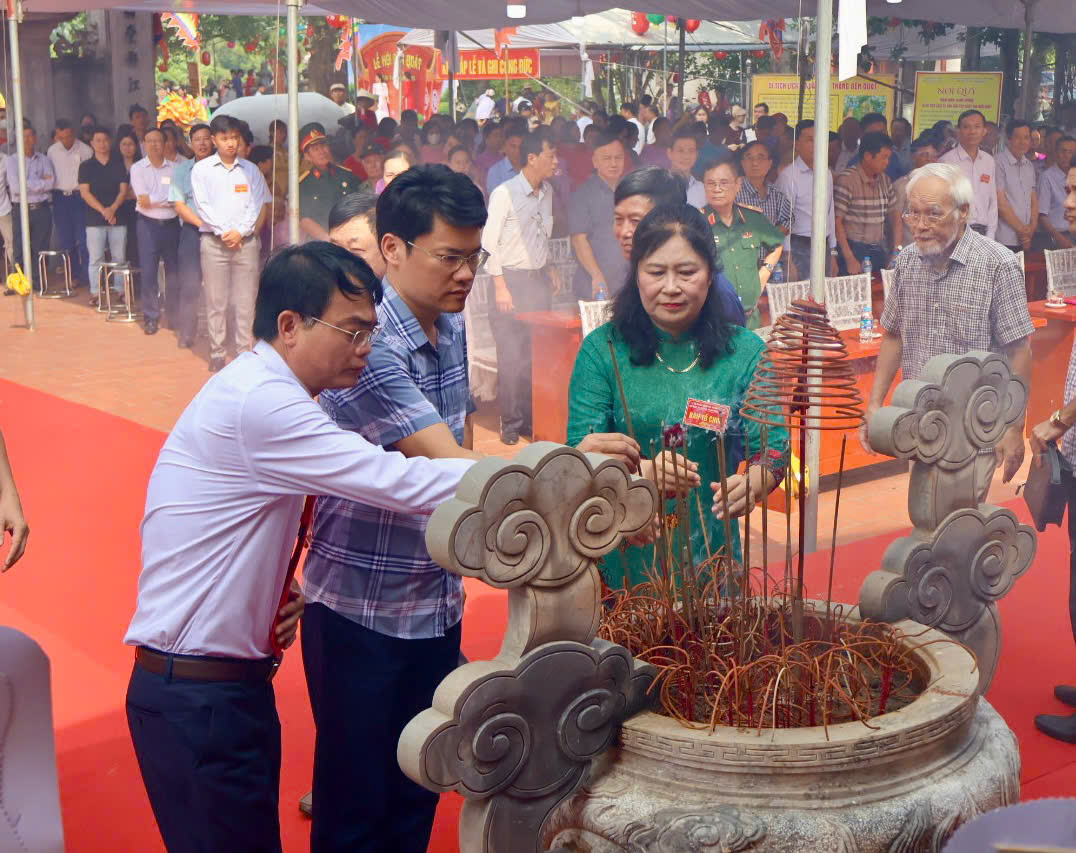 Lãnh đạo địa phương dâng hương tưởng niệm danh tướng Yết Kiêu và các bậc tiền nhân. Lãnh đạo địa phương dâng hương tưởng niệm danh tướng Yết Kiêu và các bậc tiền nhân.