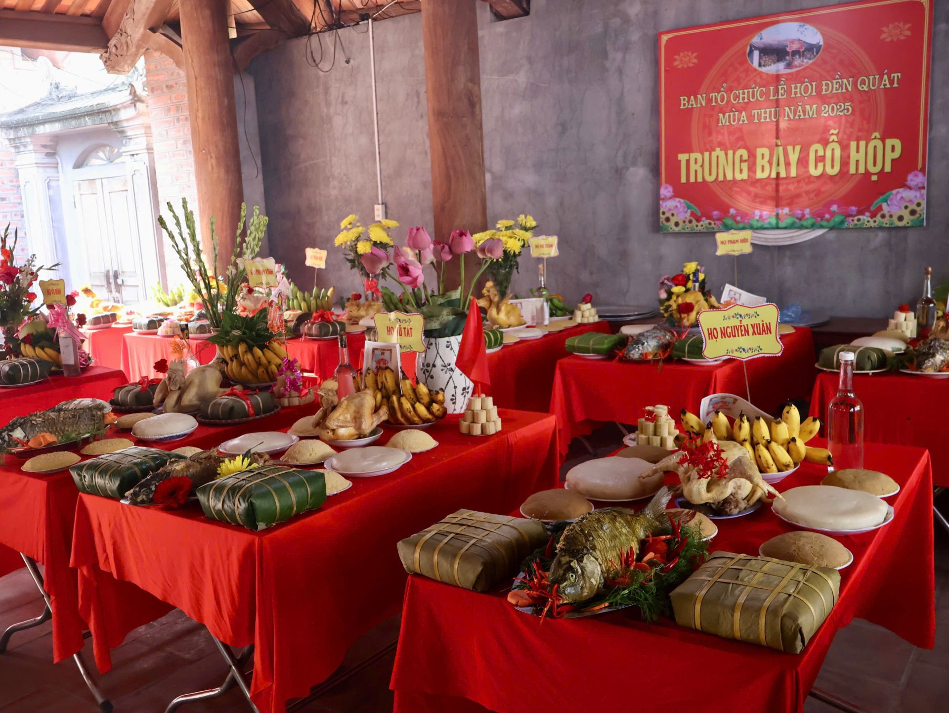 Trưng bày cỗ hộp tại Lễ hội mùa thu Đền Quát. Trưng bày cỗ hộp tại Lễ hội mùa thu Đền Quát.