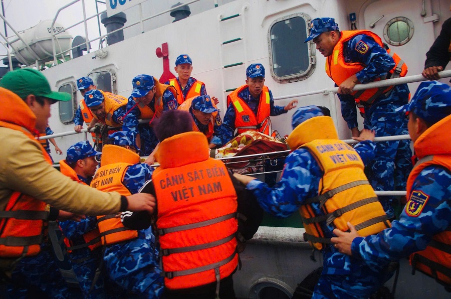 Ảnh 6: Tuổi trẻ Hải đội khắc phục khó khăn, cứu nạn thành công 8 thuyền viên Tàu An Bình Phát 68 bị chìm tại khu vực biển Đà Nẵng.