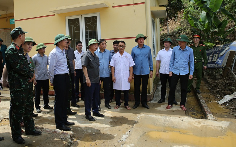 Phó Thủ tướng kiểm tra tại trạm y tế xã Việt Hồng - Ảnh: VGP/Nhật Bắc