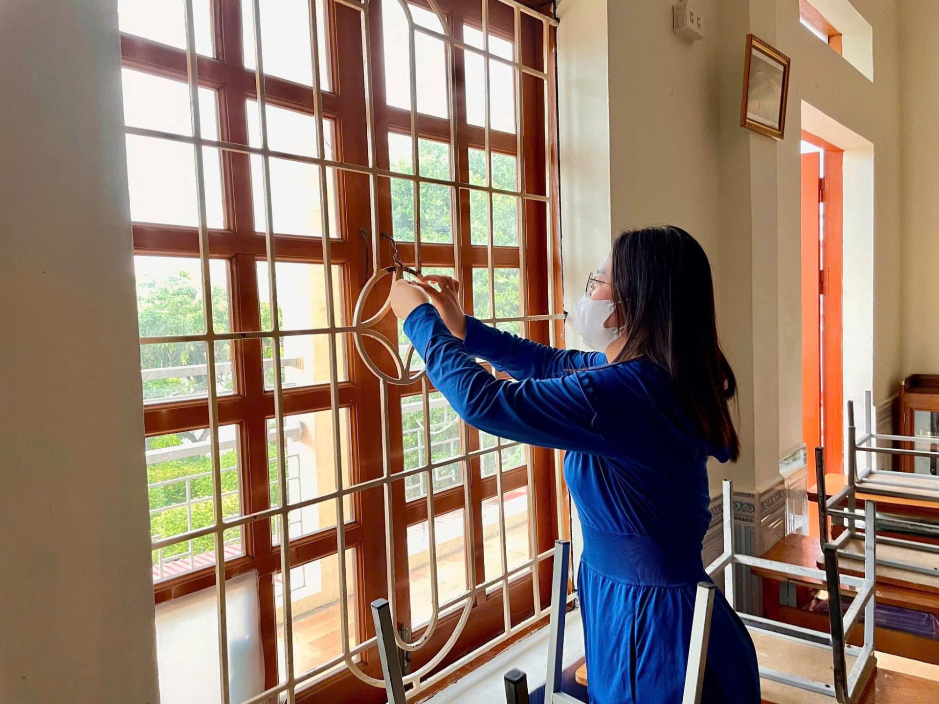 Trường Tiểu học Tràng Cát huy động cán bộ, giáo viên gia cố hệ thống cửa sổ, cửa ra vào.