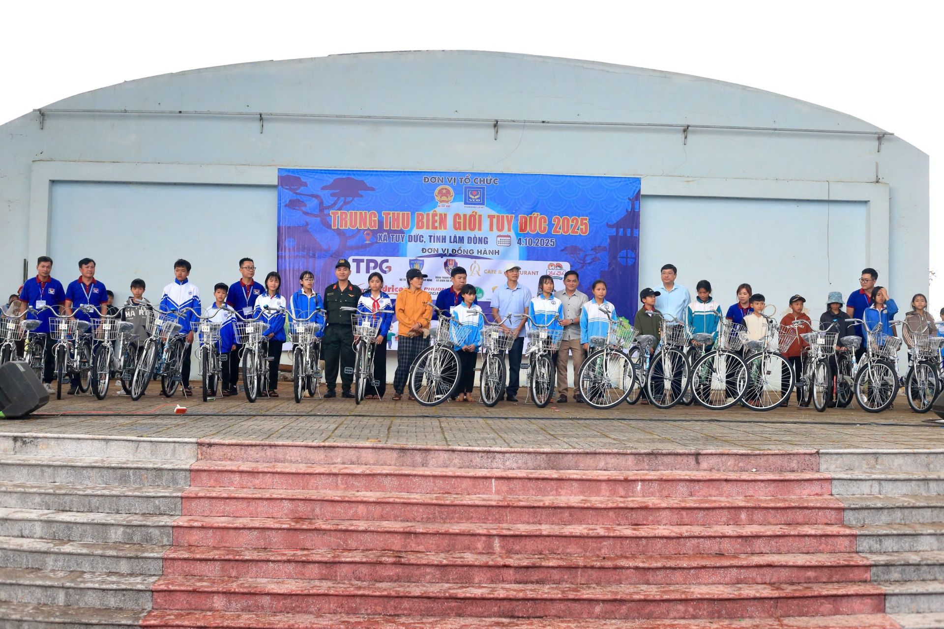 Trao tặng 20 chiếc xe đạp cho các em nhỏ có hoàn cảnh khó khăn.