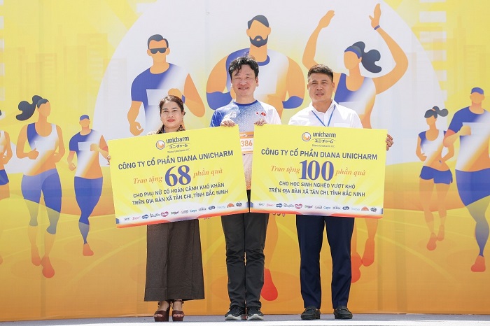 Ông Takahiro Okada –Tổng giám đốc Diana Unicharm trao giải thưởng