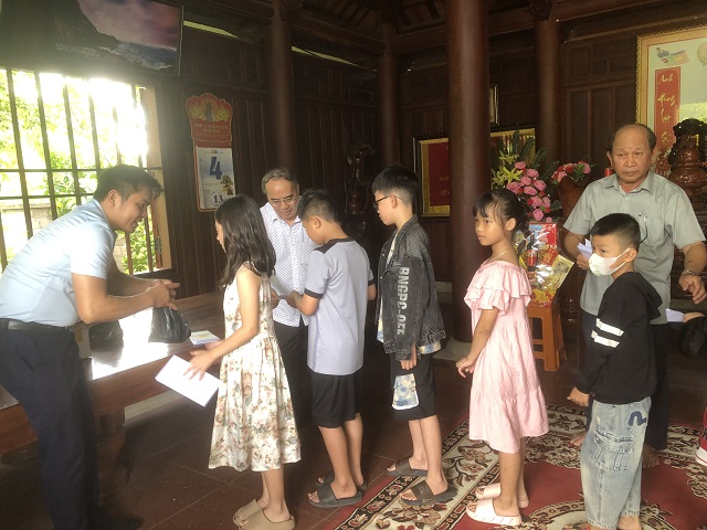 Lãnh đạo Hội đồng họ Phạm tỉnh Gia Lai trao quà Trung thu cho các cháu thiếu nhi. Ảnh: VH