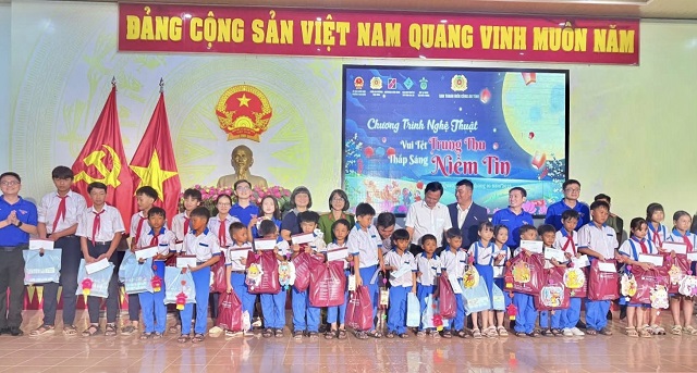 Ban tổ chức trao quà Trung thu cho thiếu nhi phường Tam Quan. Ảnh: Thảo Vy