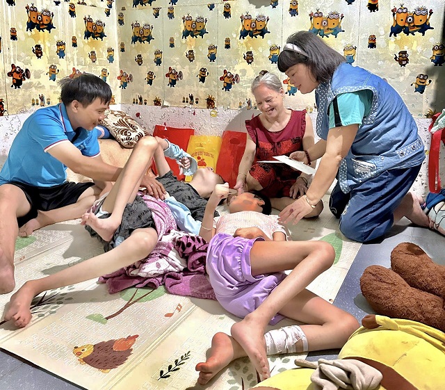 Ban tổ chức thăm và trao quà 2 cháu nhỏ bị tàn tật do chất độc da cam. Ảnh: T-Vy