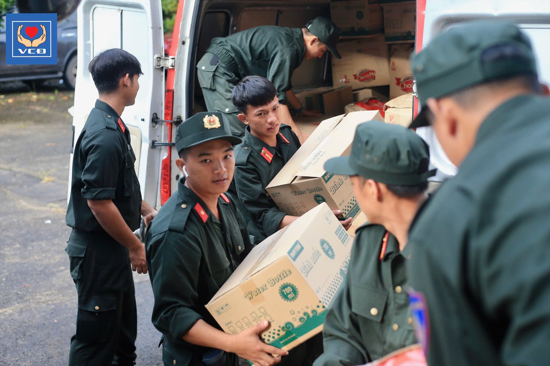 Các chiến sĩ của Bộ Tư lệnh CSCĐ tích cực góp phần hỗ trợ cho các em nhỏ tại xã Tuy Đức có một mùa Trung thu ấm áp.