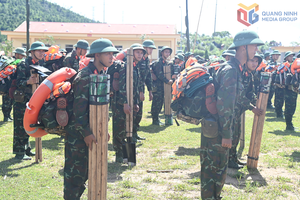 Cán bộ, chiến sĩ Trung đoàn 244, sẵn sàng cơ động thực hiện nhiệm vụ khi có lệnh.