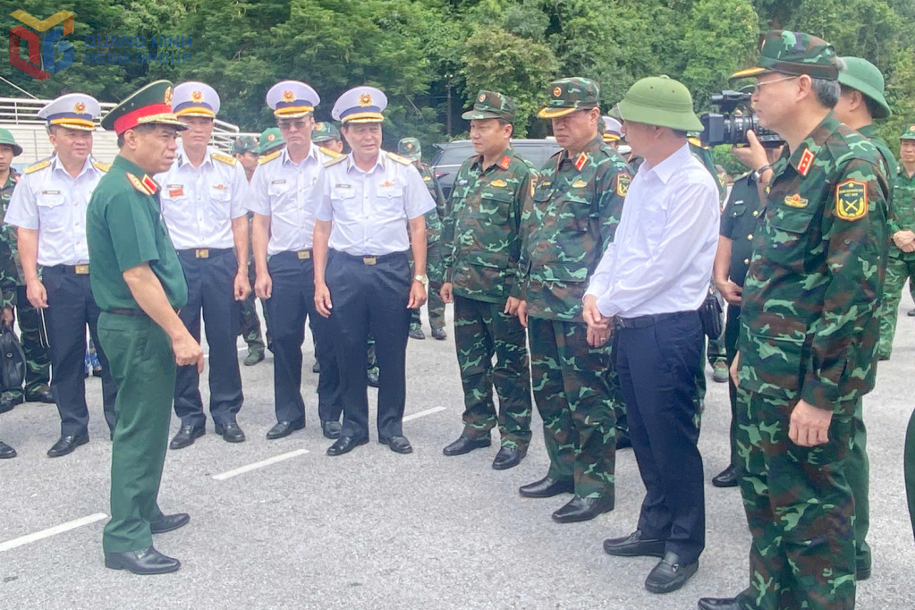 Đoàn công tác kiểm tra khu neo đậu tránh trú bão tại phường Hà Tu.