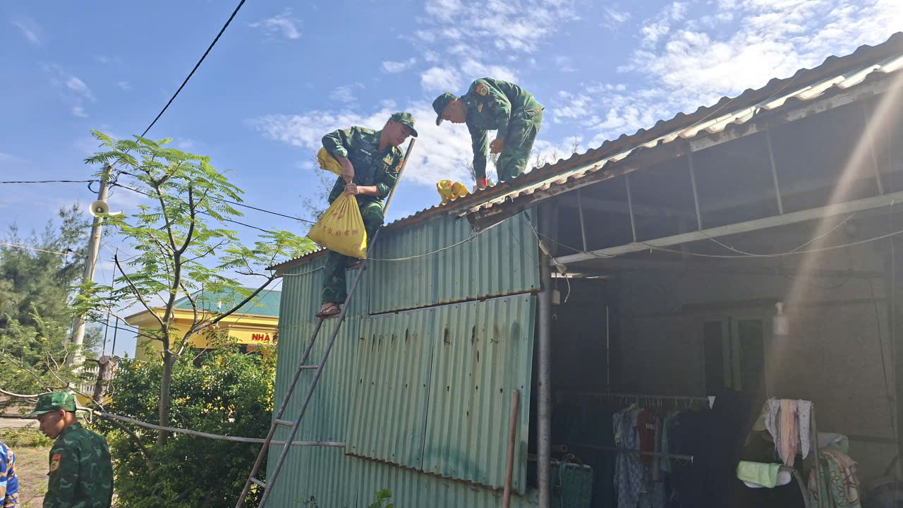 Đồn Biên phòng Đảo Trần hỗ trợ người dân chằng giữ nhà cửa.