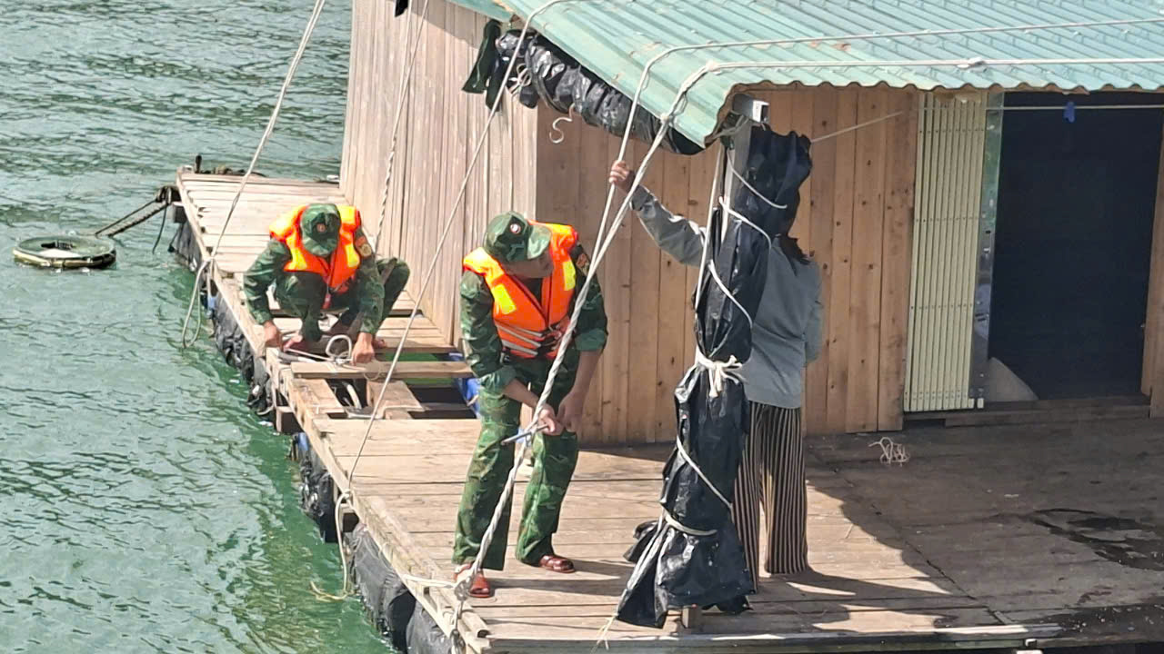 Đồn Biên phòng Đảo Trần gấp rút giúp dân chạy bão số 11