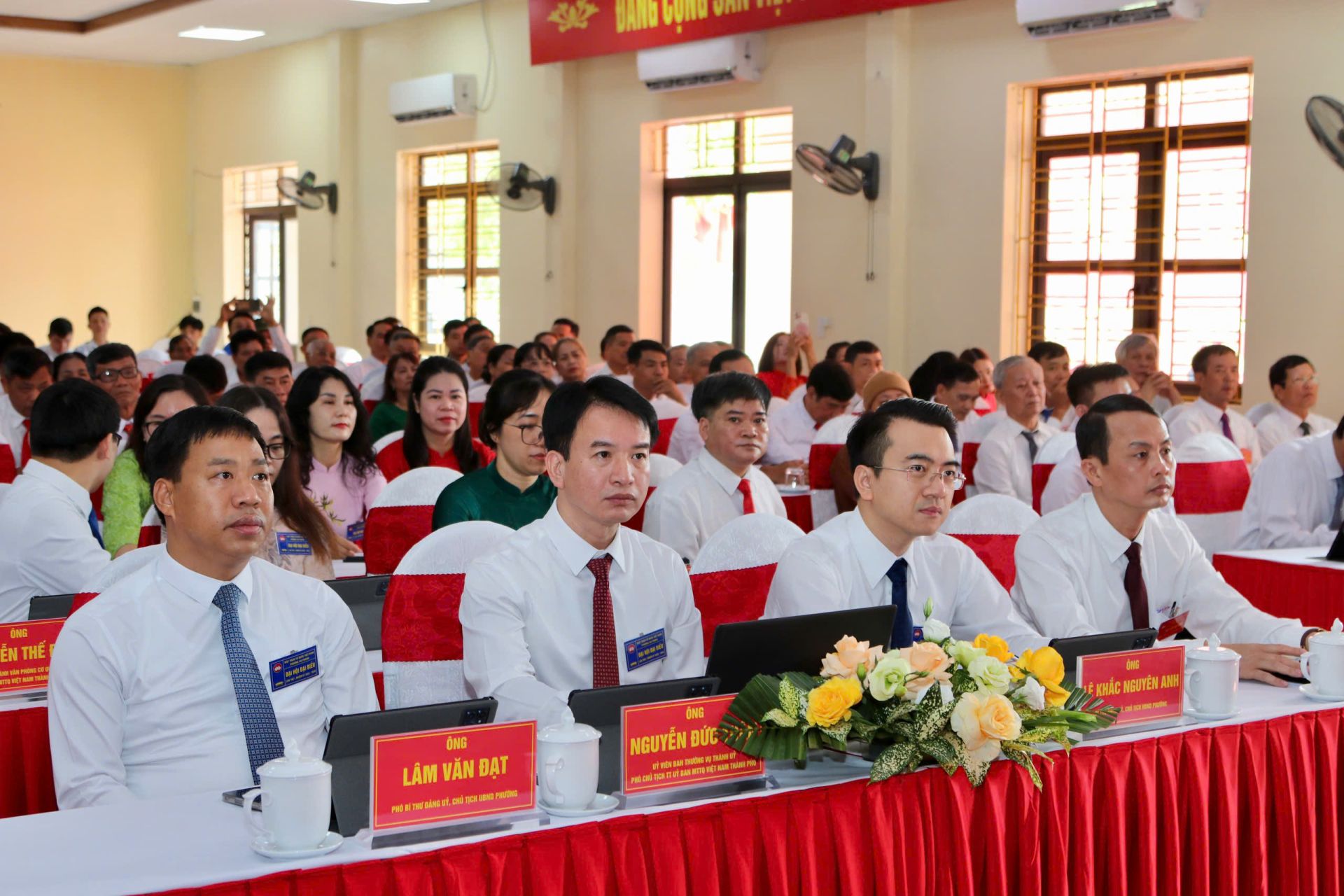 Các đồng chí lãnh đạo tham dự Đại hội.