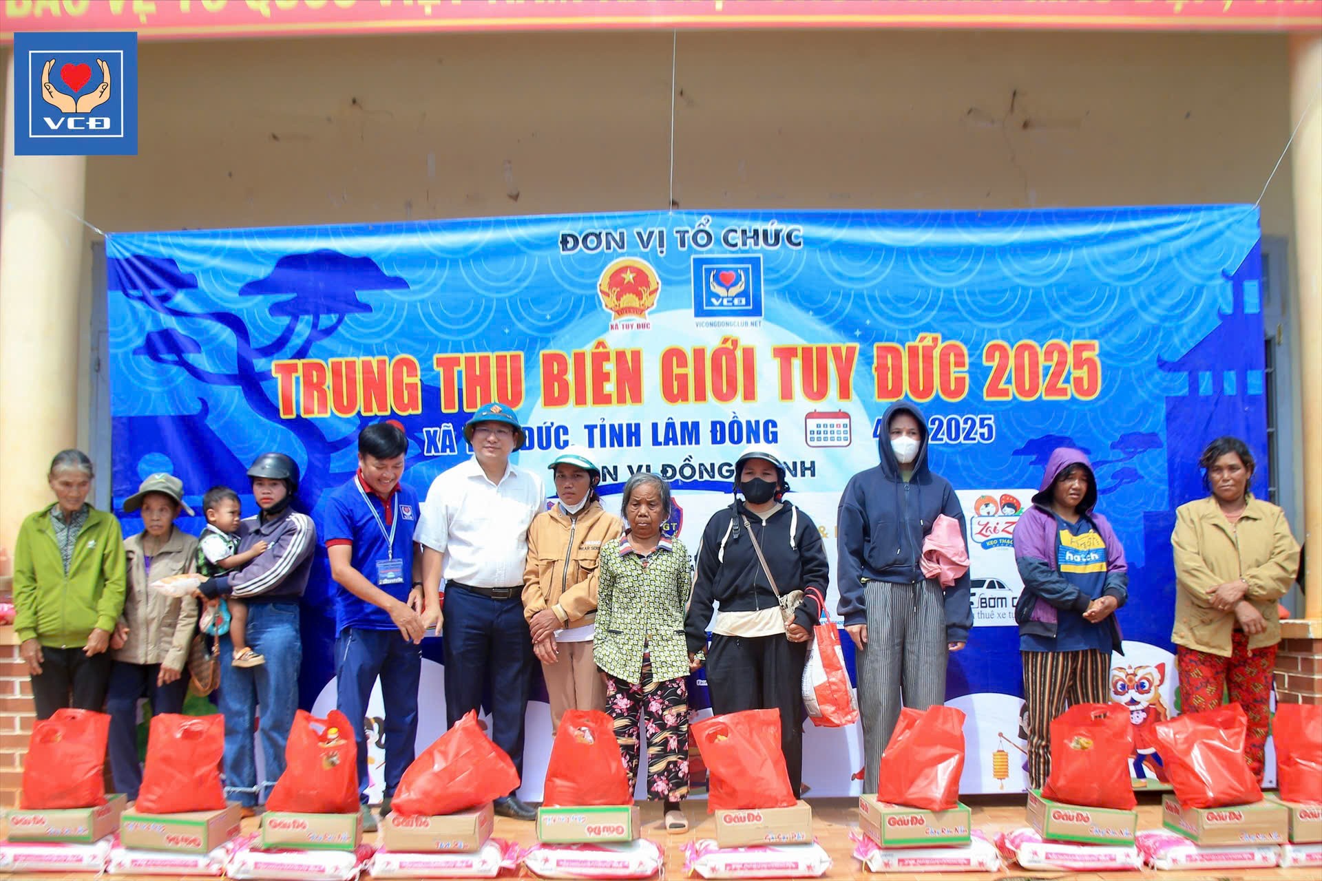 Trao tặng nhu yếu phẩm cho các hộ gia đình khó khăn.