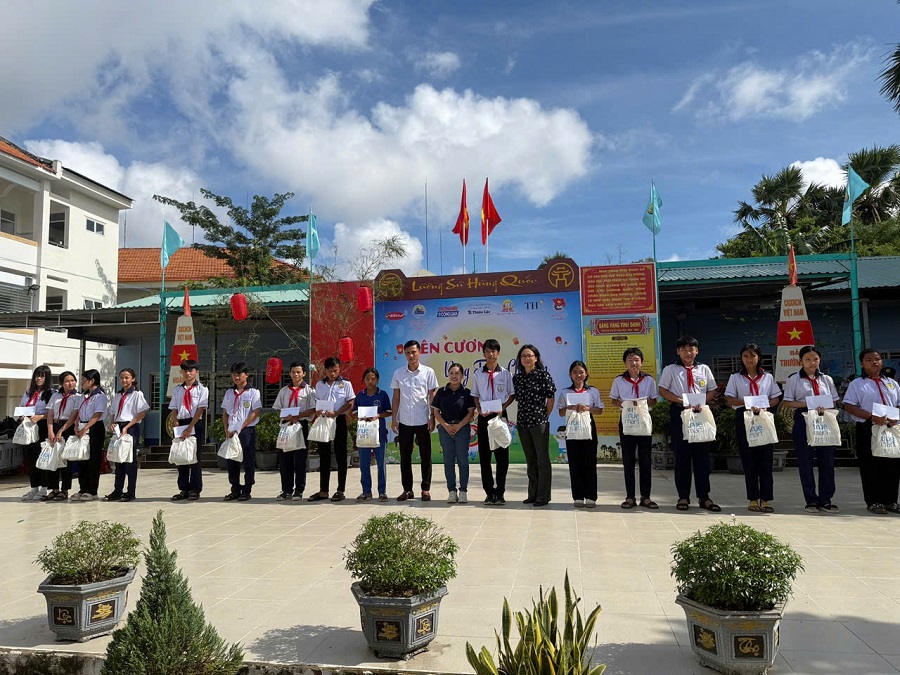 Đại diện các đơn vị tài trợ trao quà cho các Em học sinh