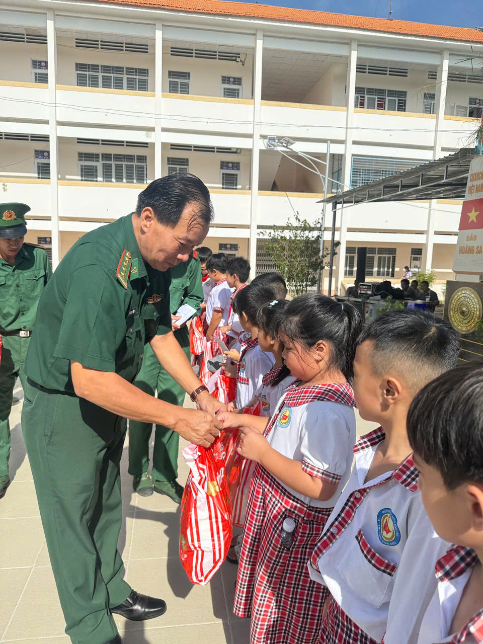 Đại tá Lê Hoàng Việt, Phó Chính ủy Ban Chỉ huy BĐBP tỉnh An Giang trao quà cho các Em học sinh