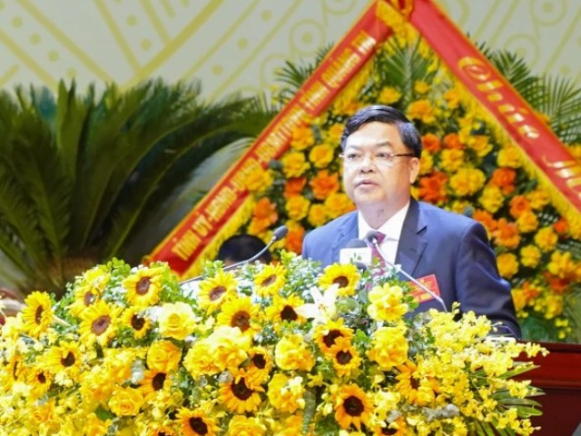 Giám đốc Sở Công Thương Hồ Xuân Hòe trình bày tham luận tại Đại hội đại biểu Đảng bộ tỉnh Quảng Trị lần thứ I.