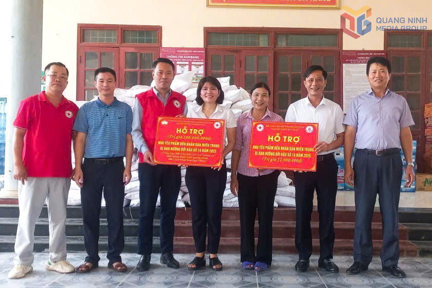 Đoàn công tác trao hỗ trợ tại xã Tượng Lĩnh, tỉnh Thanh Hóa.