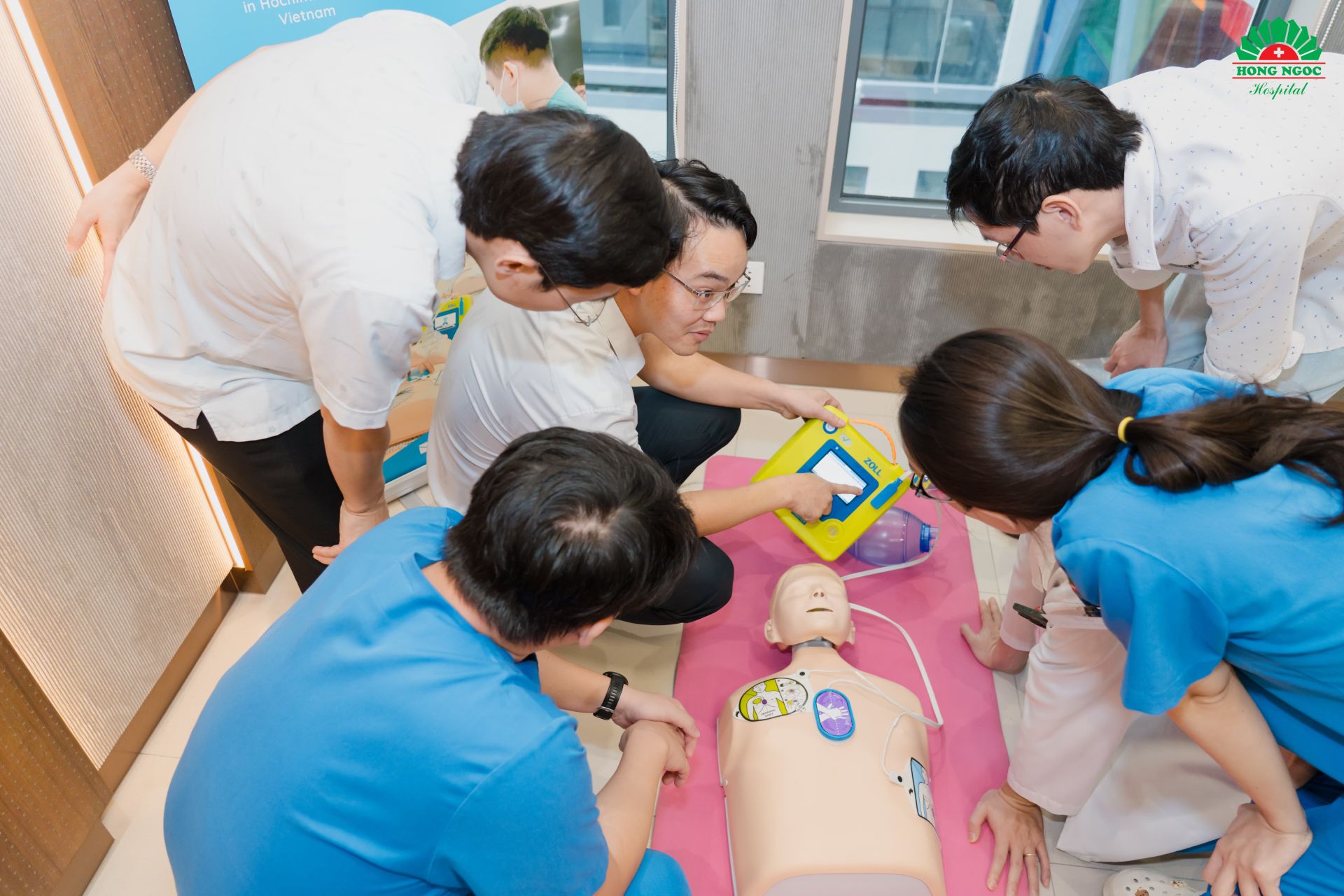 Các bác sĩ được hướng dẫn thực hành liên tục với các thiết bị mô phỏng thực tế