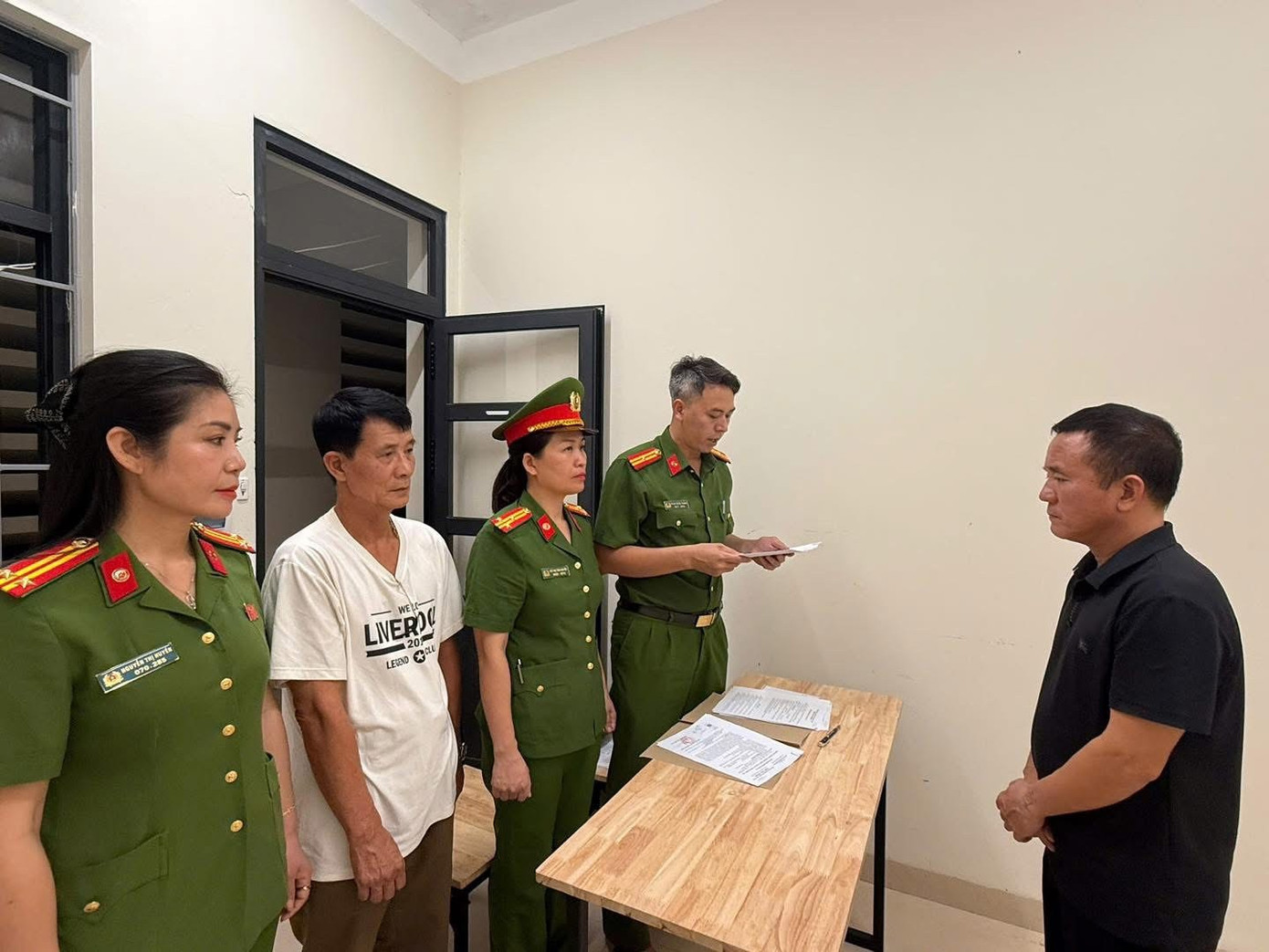 Cảnh sát thực hiện hoạt động tố tụng đối với các đối tượng. (Ảnh: Công an TP. Hải Phòng)