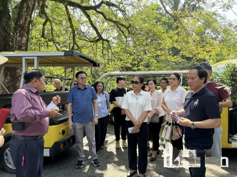 Darany Phommavongsa, Thứ trưởng Bộ Văn hóa và Du lịch Lào cùng các nghệ sỹ Lào đã đến tham quan tại Khu Di tích Quốc gia đặc biệt Lam Kinh Darany Phommavongsa, Thứ trưởng Bộ Văn hóa và Du lịch Lào cùng các nghệ sỹ Lào đã đến tham quan tại Khu Di tích Quốc gia đặc biệt Lam Kinh