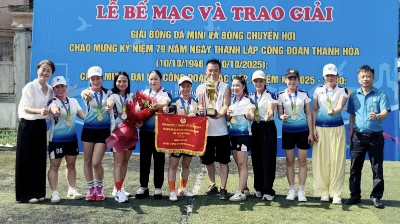 Ban Tổ chức trao giải nhất nội dung bóng chuyền hơi nữ.