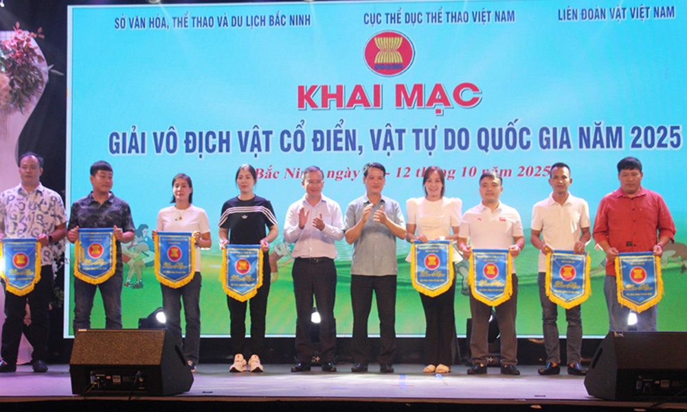 Lãnh đạo Cục Thể dục Thể thao, Sở Văn hóa, Thể thao và Du lịch trao Cờ lưu niệm cho các đội dự giải. Lãnh đạo Cục Thể dục Thể thao, Sở Văn hóa, Thể thao và Du lịch trao Cờ lưu niệm cho các đội dự giải.